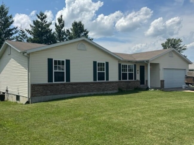 Building Photo - 3 Bed 2 Bath House For Rent in Bowling Gre...