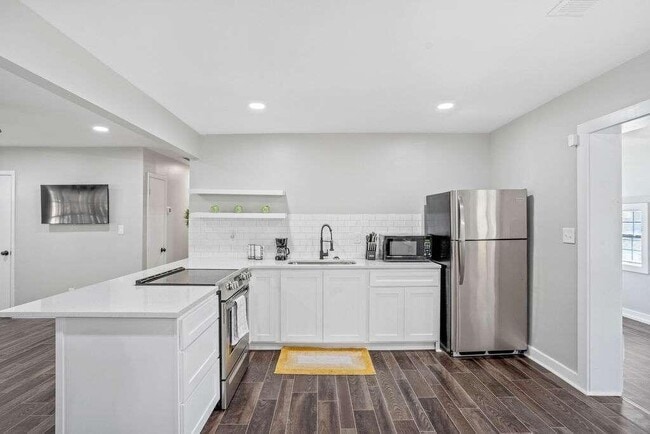 Foto del edificio - 8170 Huntington Dr