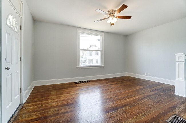 Building Photo - Spacious 3 Bedroom in Hamilton!