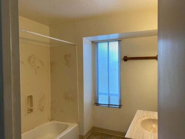 Building Photo - 3941 Clear Acre Apt 240
