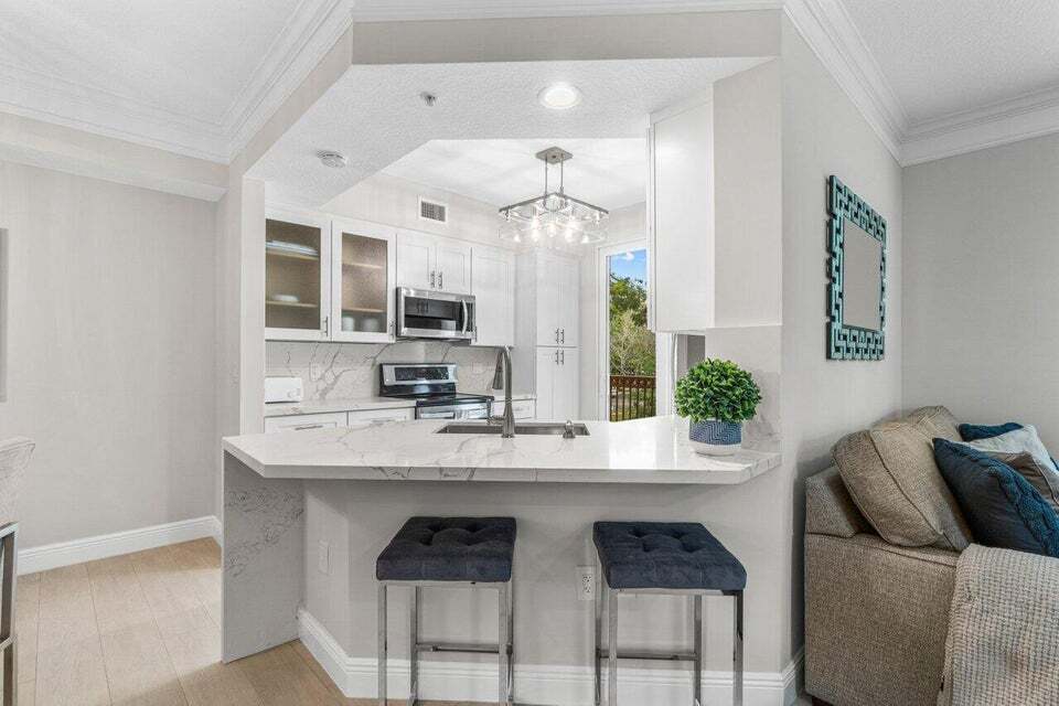 Primary Photo - 2030 Alta Meadows Ln
