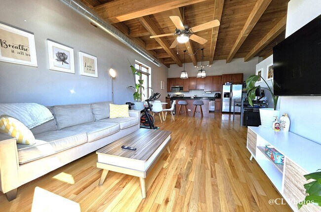 Building Photo - 500 N Damen Ave