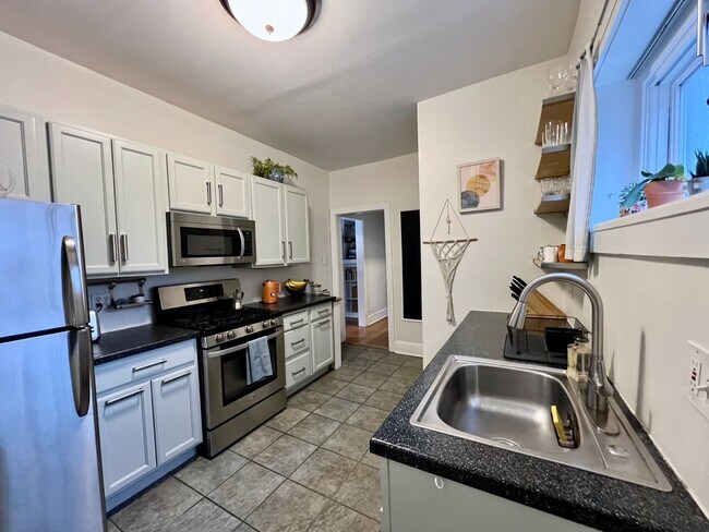 Building Photo - Charming 2 Bed, 1 Bath Oak Park Unit In Pr...