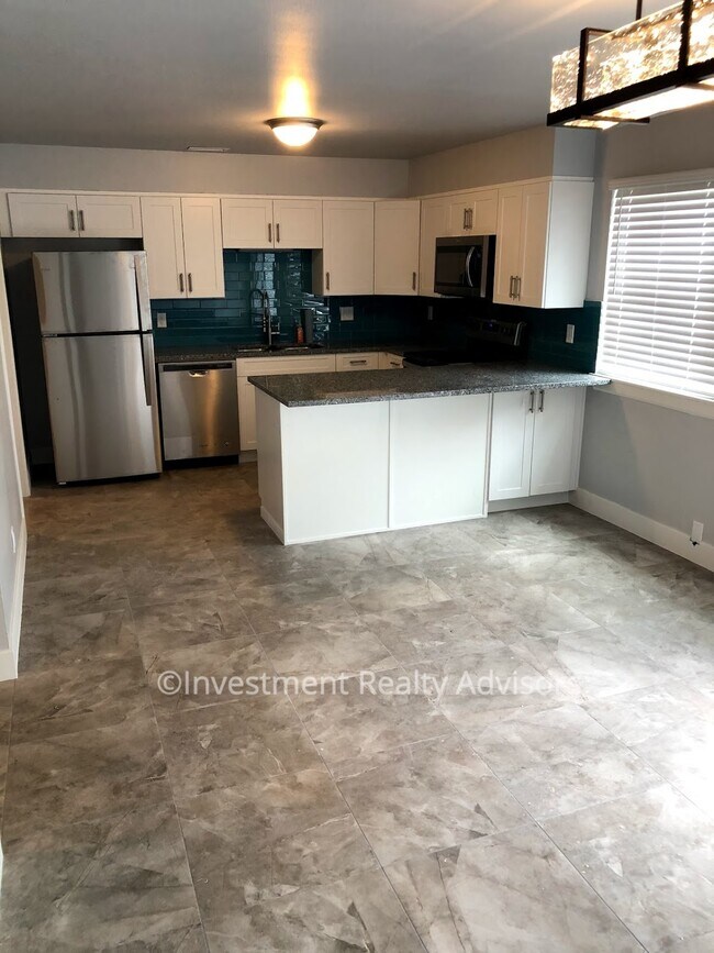 Foto del edificio - Completely Renovated Duplex with Garage!