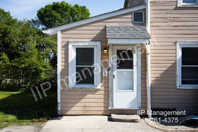Building Photo - Bright 2BD Down of Multi-Family- Cleveland...