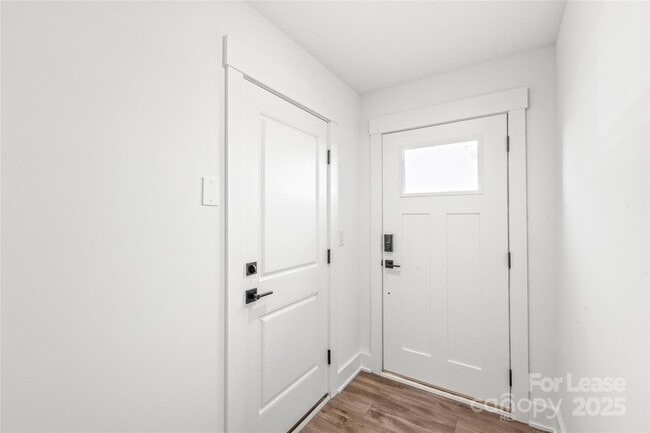 Building Photo - 425 Blairhill Rd