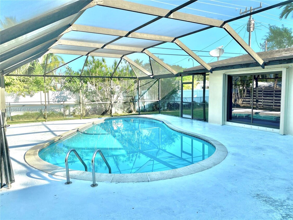 Building Photo - 8751 Ridgeland Dr