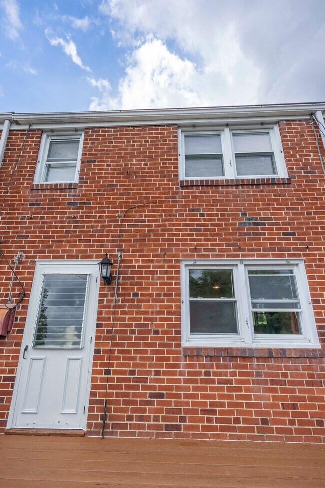 Foto del edificio - Charming 3 Bedroom Townhome in Halethorpe!