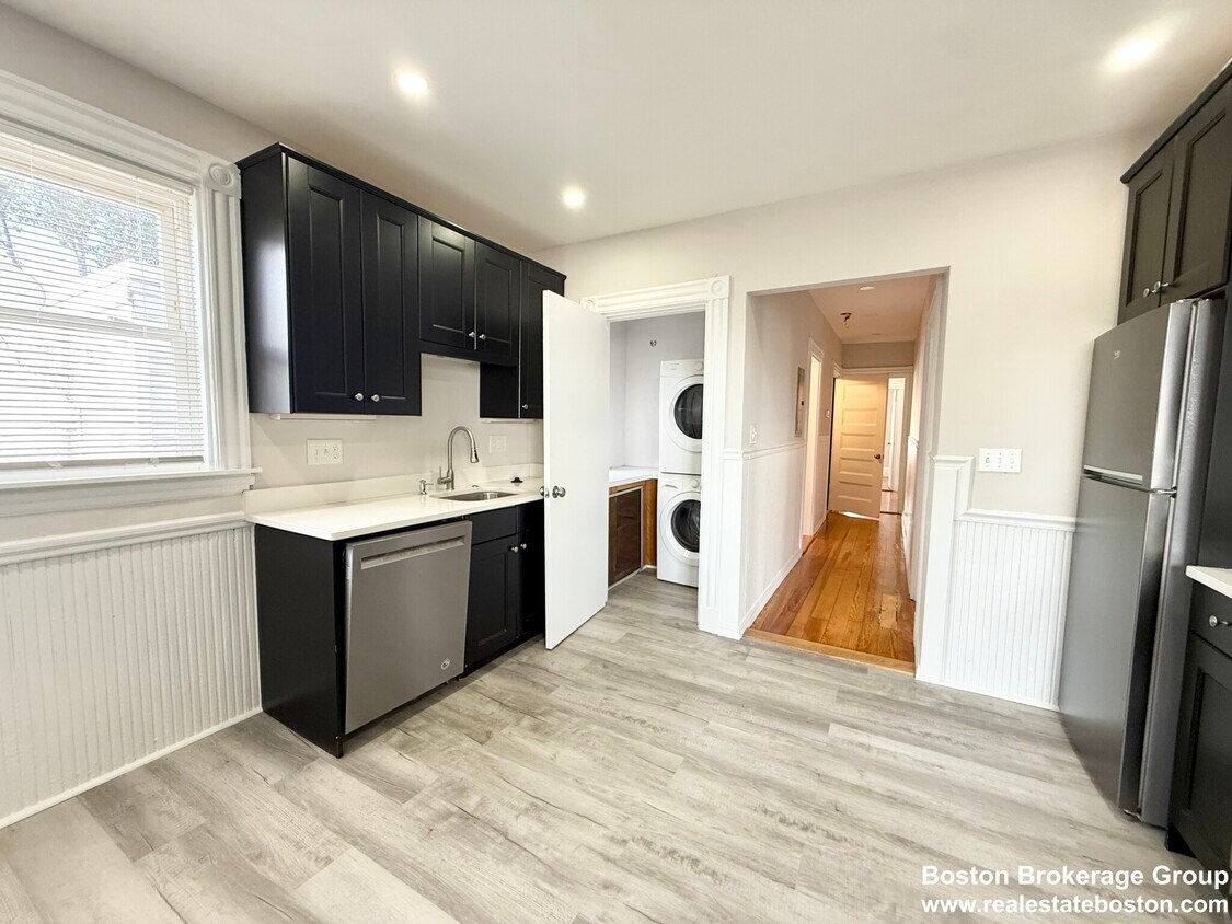 Primary Photo - 71 Saxton St