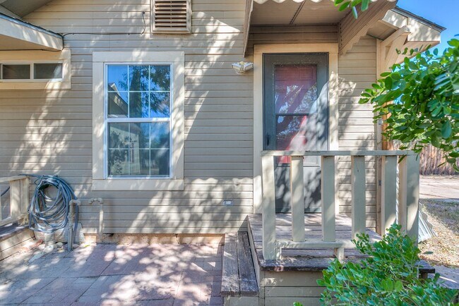 Building Photo - 2-Bedroom Home Ideal For Roommates!!