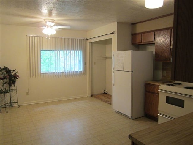 Building Photo - 2 br, 2 bath 4plex - 2000 Monito Way C