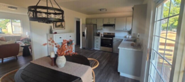 Building Photo - Newly Remodeled 4 bedroom Home-For Rent