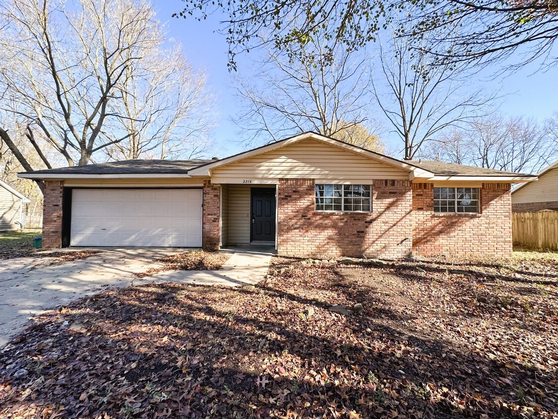 Foto principal - 3bd/2ba Fayetteville Home Available!