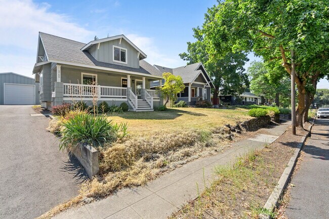Building Photo - 3704 E 24th Ave