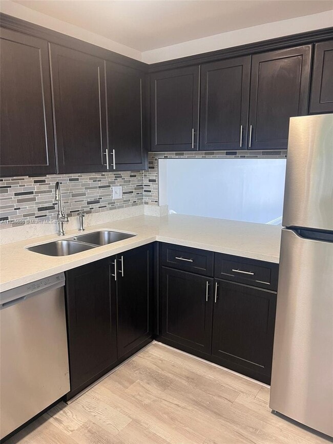 Building Photo - 8875 Fontainebleau Blvd