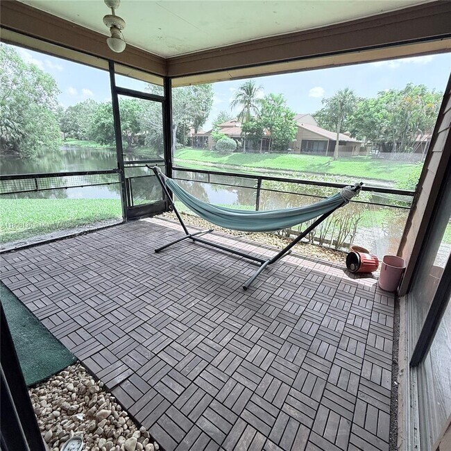 Building Photo - 6183 Live Oak Ct