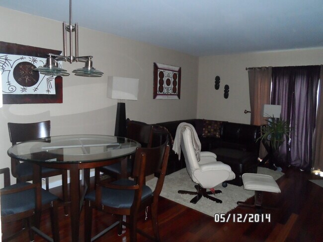 Foto del edificio - Beautiful 2 Bedroom with Loft Townhome Loc...