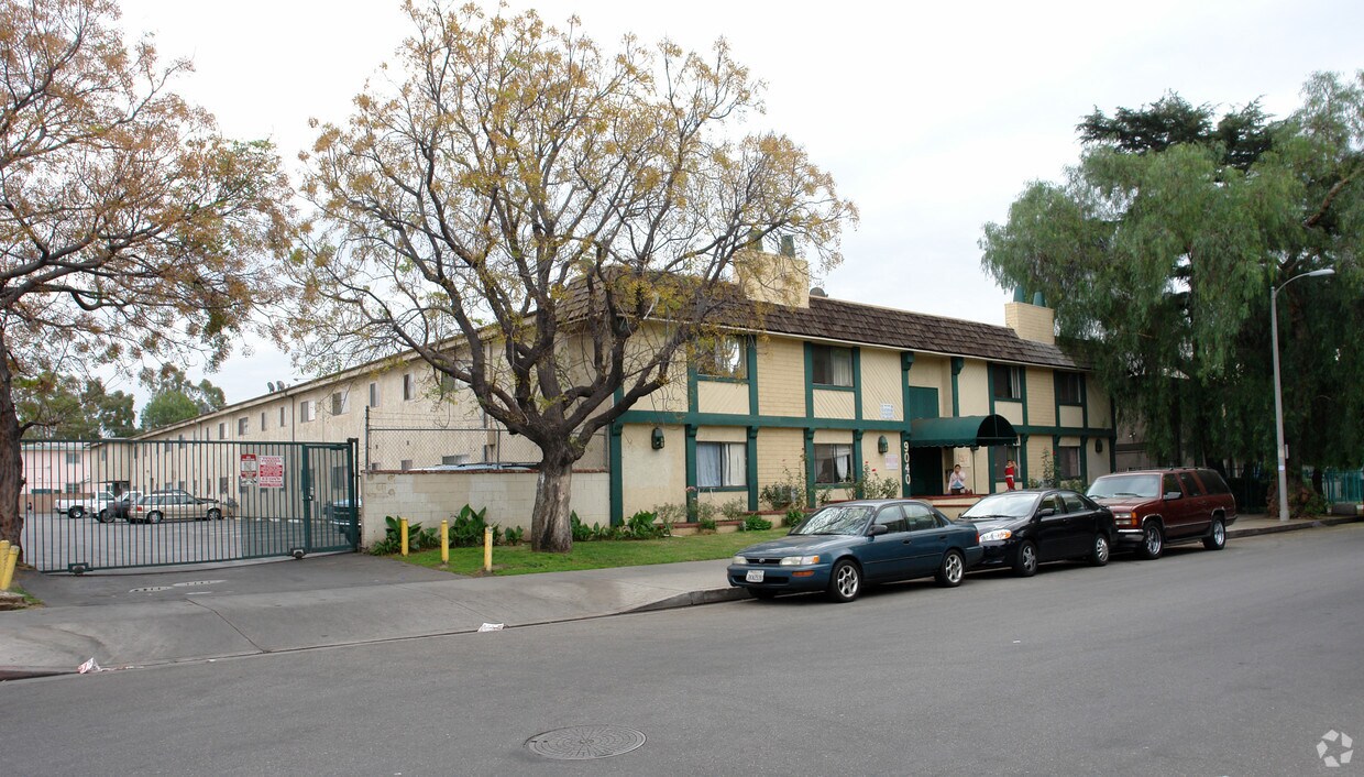 9040 Cedros Avenue - 9040 Cedros Ave