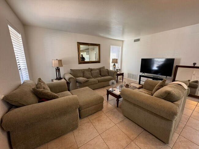 Building Photo - Beautiful fully furnished property with se...