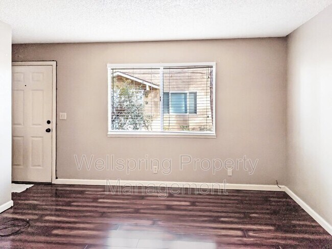 Foto del edificio - 515 E Ridgecrest Blvd