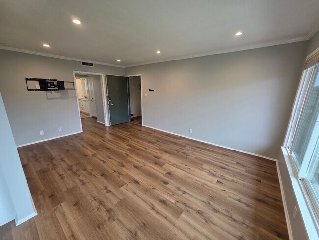 Foto del edificio - UPPER 1BD/1BA CONDO WITH GARAGE AND COMMON...