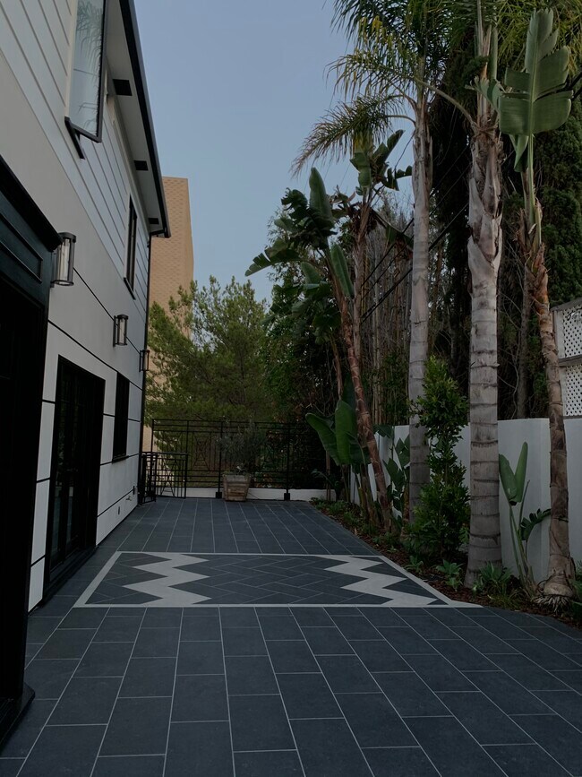 Patio interior - 1311 S Beverly Glen Blvd