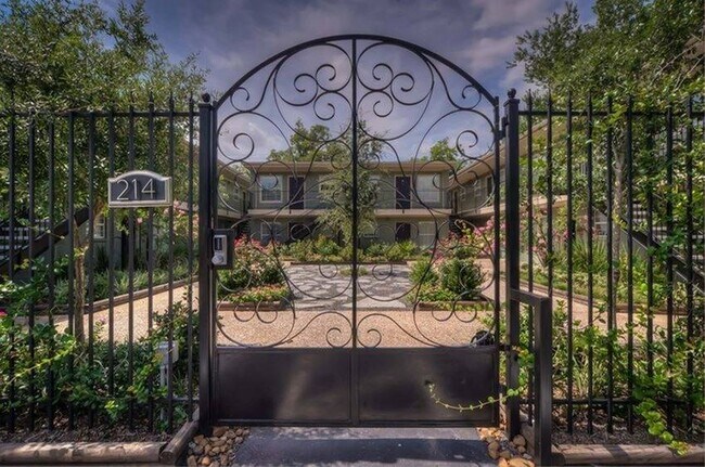 Exterior - The Heights Collection - 214 W 17th