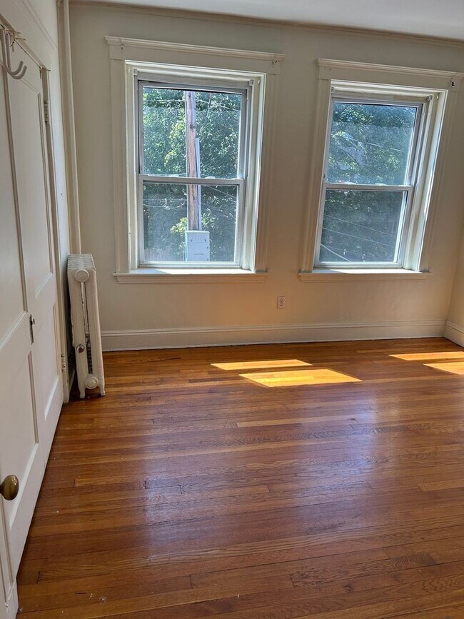 Foto del edificio - 4-bed + 2-bath Washington Square Brookline