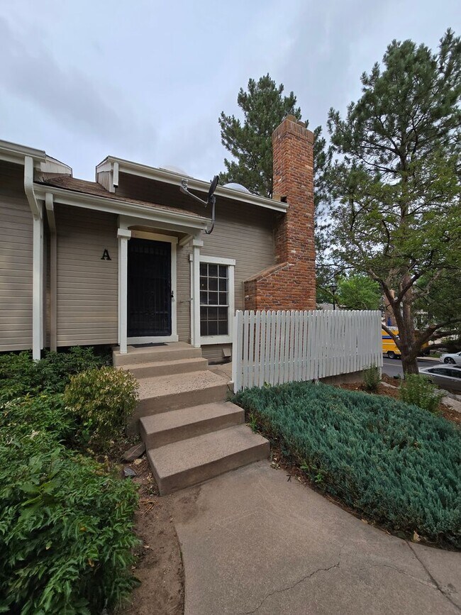 Foto del edificio - Stunning Townhome with Prime Location and ...