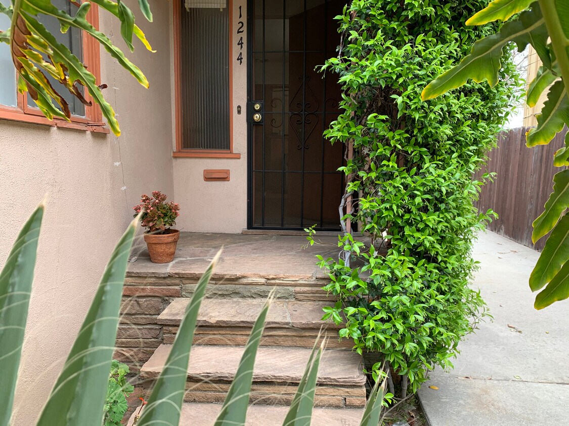 Front Door Patio - 1244 S Point View St