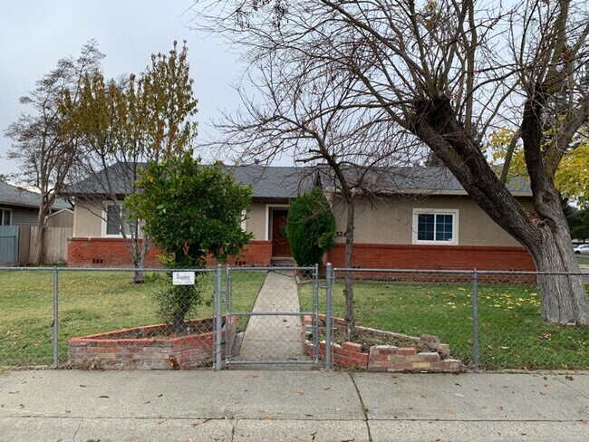 Building Photo - Cozy Three Bedroom, Two Bathroom Home with 2-Car Garage in S. Natomas