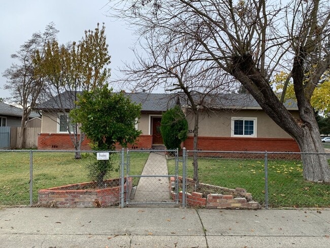 Foto del edificio - Cozy Three Bedroom, Two Bathroom Home with 2-Car Garage in S. Natomas