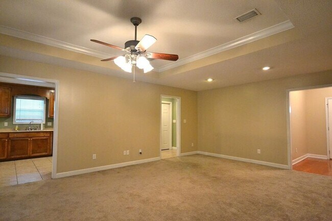 Building Photo - Spacious 3-Bedroom Home with Modern Amenities in Valdosta! Fenced in Backyard!
