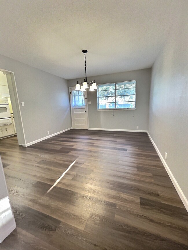 Building Photo - 604 N Allen Dr