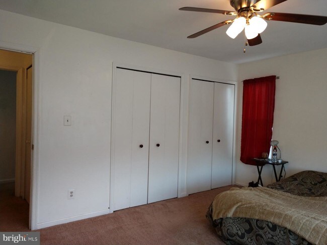 Building Photo - 305 Barclay Ct