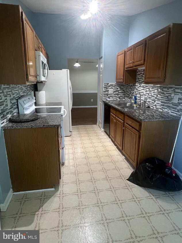 Primary Photo - 205 Cross Pointe Ct