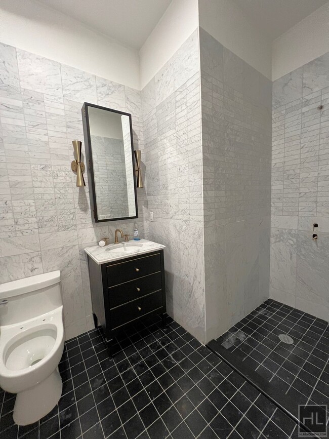 Building Photo - Luxurious 2 bedroom/1 Bathroom duplex apt ...