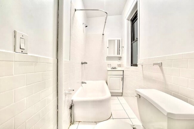 Building Photo - NO FEE Two Bed on Upper East Side! Won't S...