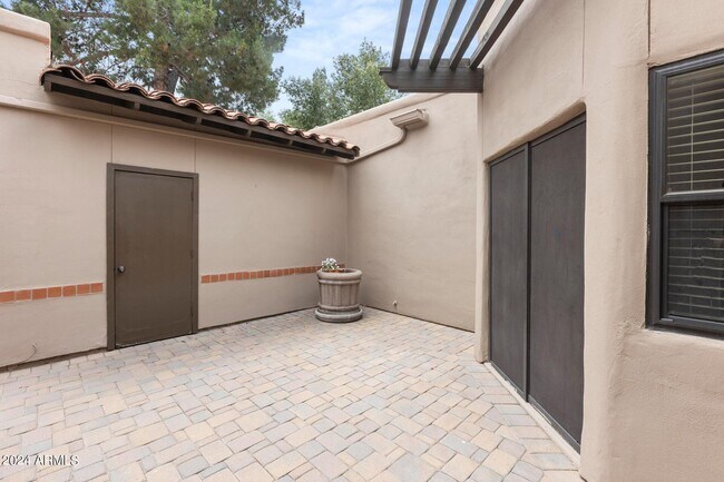 Building Photo - 4040 E Lupine Ave