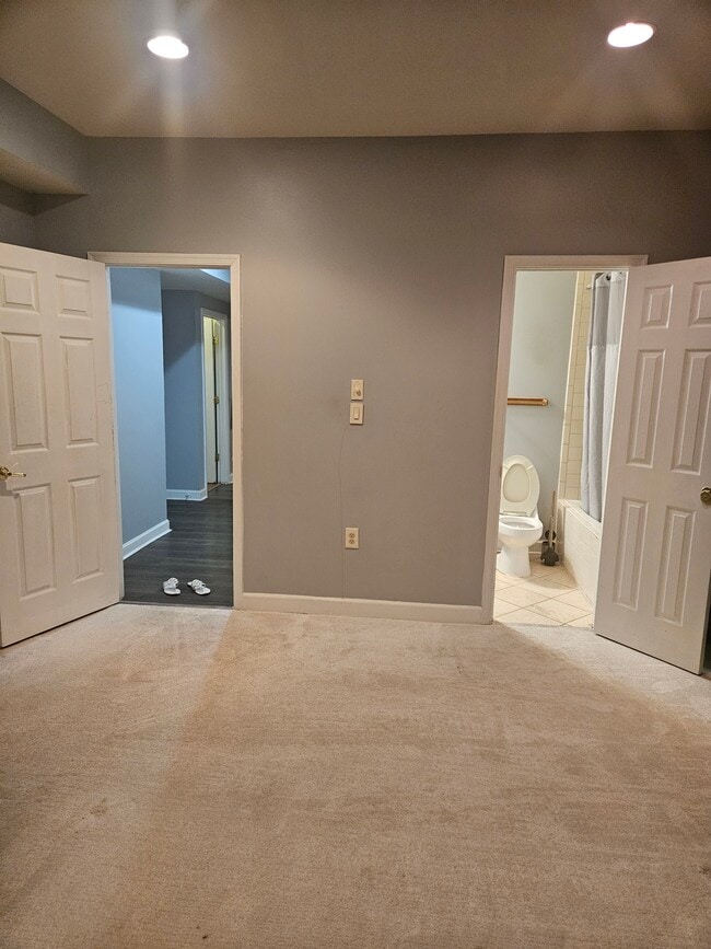 Building Photo - 2604 Somerton Ct