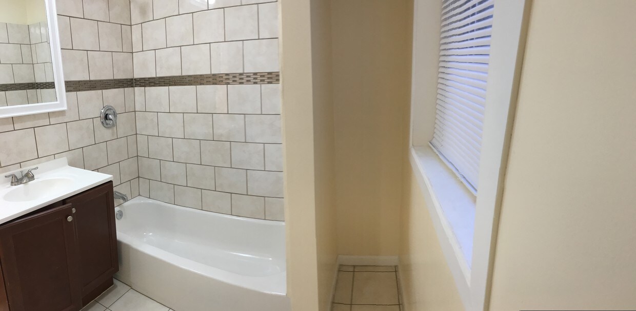 Bathroom - 2014 S Ashland Ave