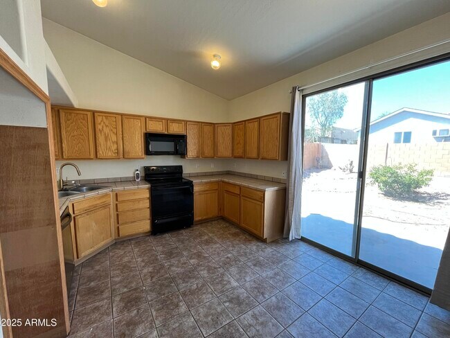 Foto del edificio - 8900 E Rainier Dr