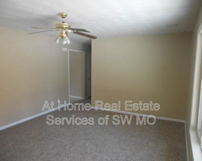Foto del edificio - 2705 S Stewart Ave