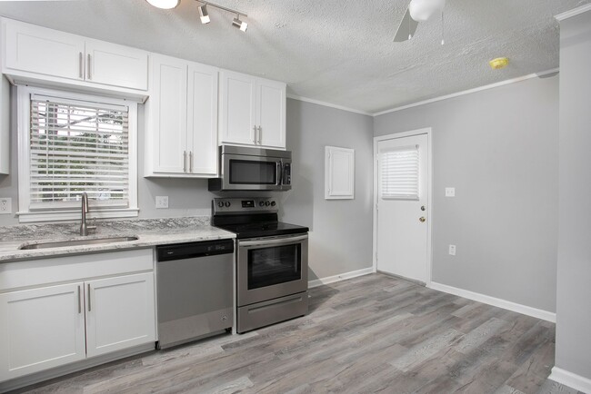 Building Photo - Charming 3 bed/2 bath home with Sunroom and Deck, minutes from Downtown Durham!