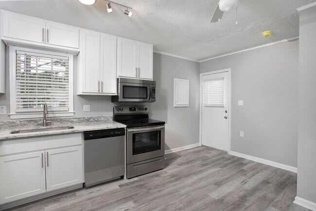 Foto del edificio - Charming 3 bed/2 bath home with Sunroom and Deck, minutes from Downtown Durham!