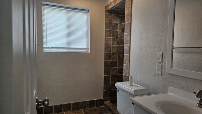 Building Photo - 4 Bedroom Bench Home Fully Remodeled