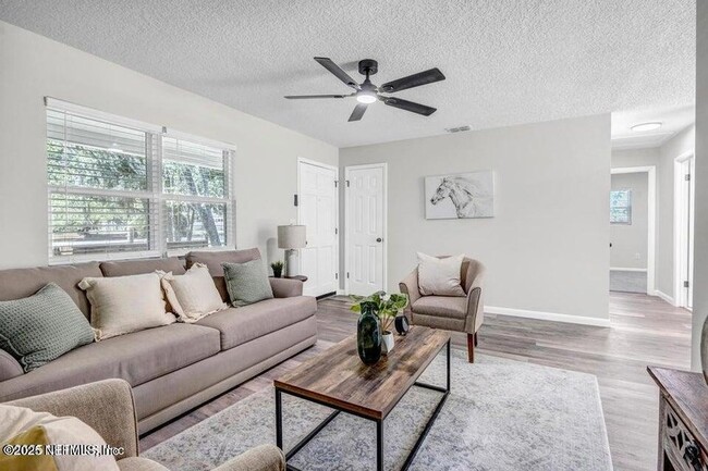 Foto del edificio - 6343 Ortega Farms Blvd