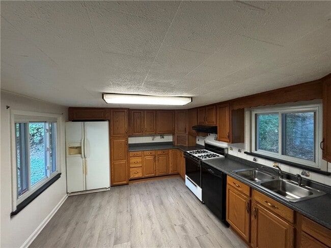 Photo - 576 Glenfield Rd House