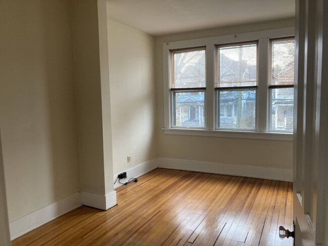 Building Photo - 1049 Park Ave