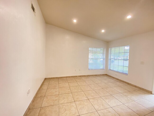 Building Photo - 385 Acorn Ln